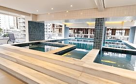 Apto com lazer completo, piscina, ar, mercadinho e pet friendly a 1 min da praia